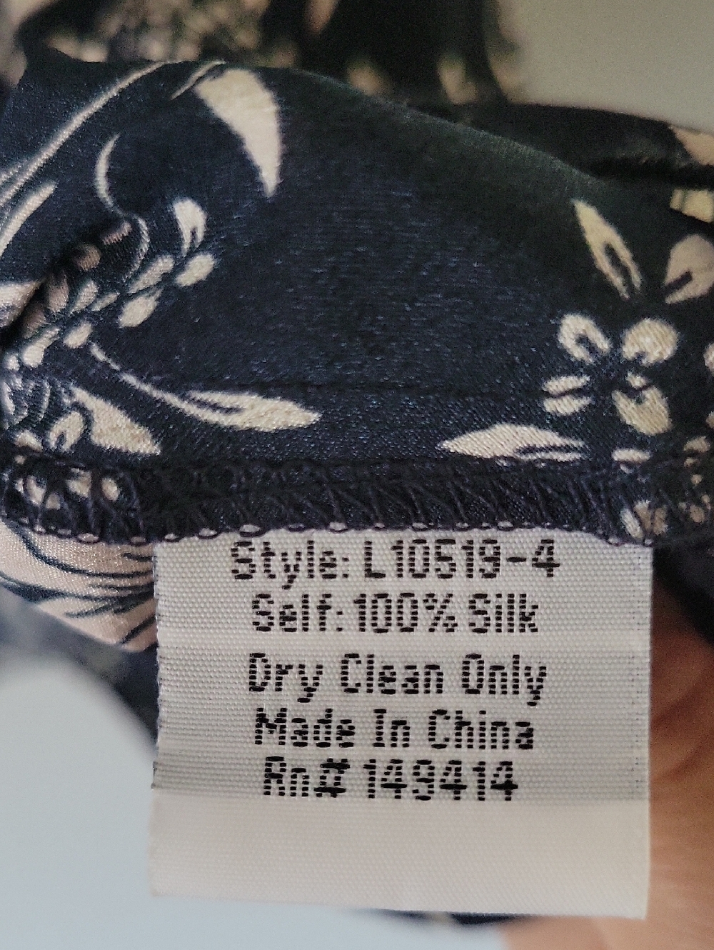 Johnny Was Jade Navy Floral Tie-Neck Women's Top 100% Silk - Picture 6 of 7